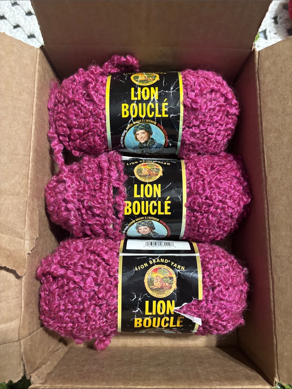 Lion Boucle Yarn bundle pink